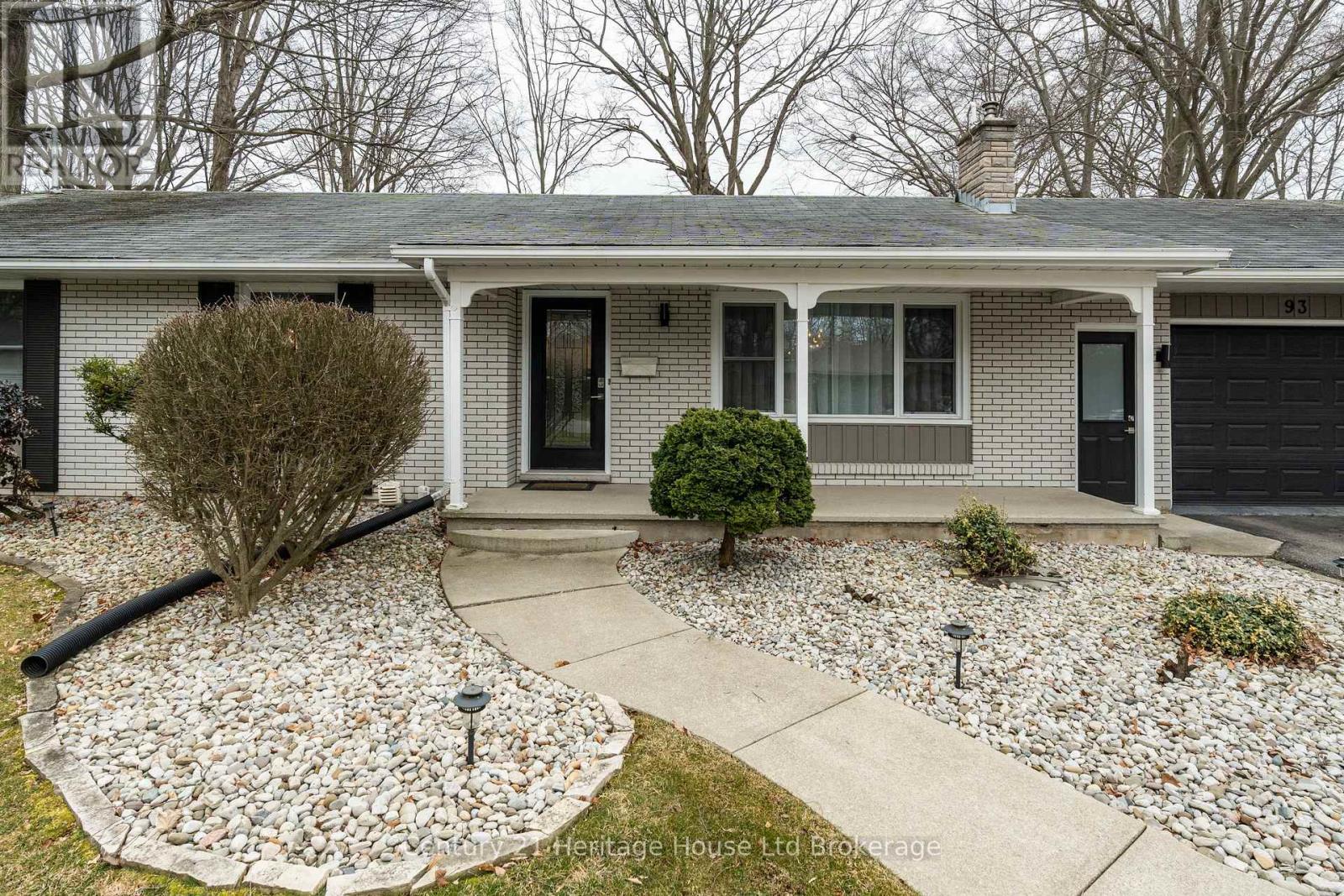 93 James Avenue, Tillsonburg, ON - Outdoor With Facade