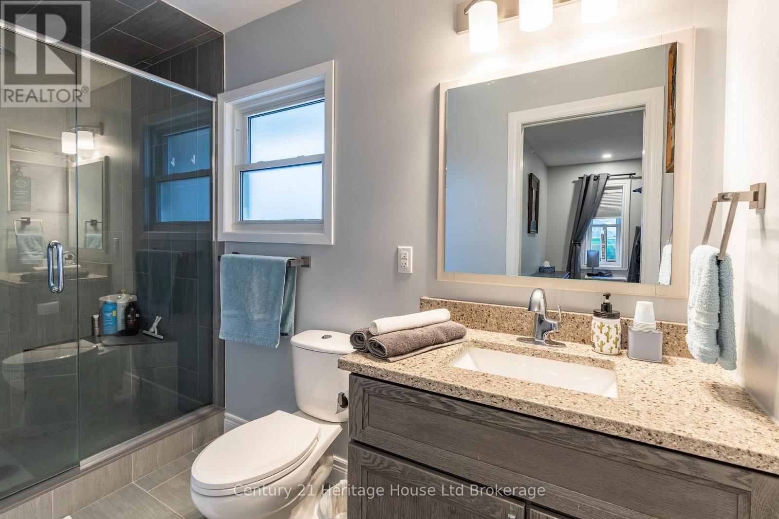 93 James Avenue, Tillsonburg, ON - Indoor Photo Showing Bathroom