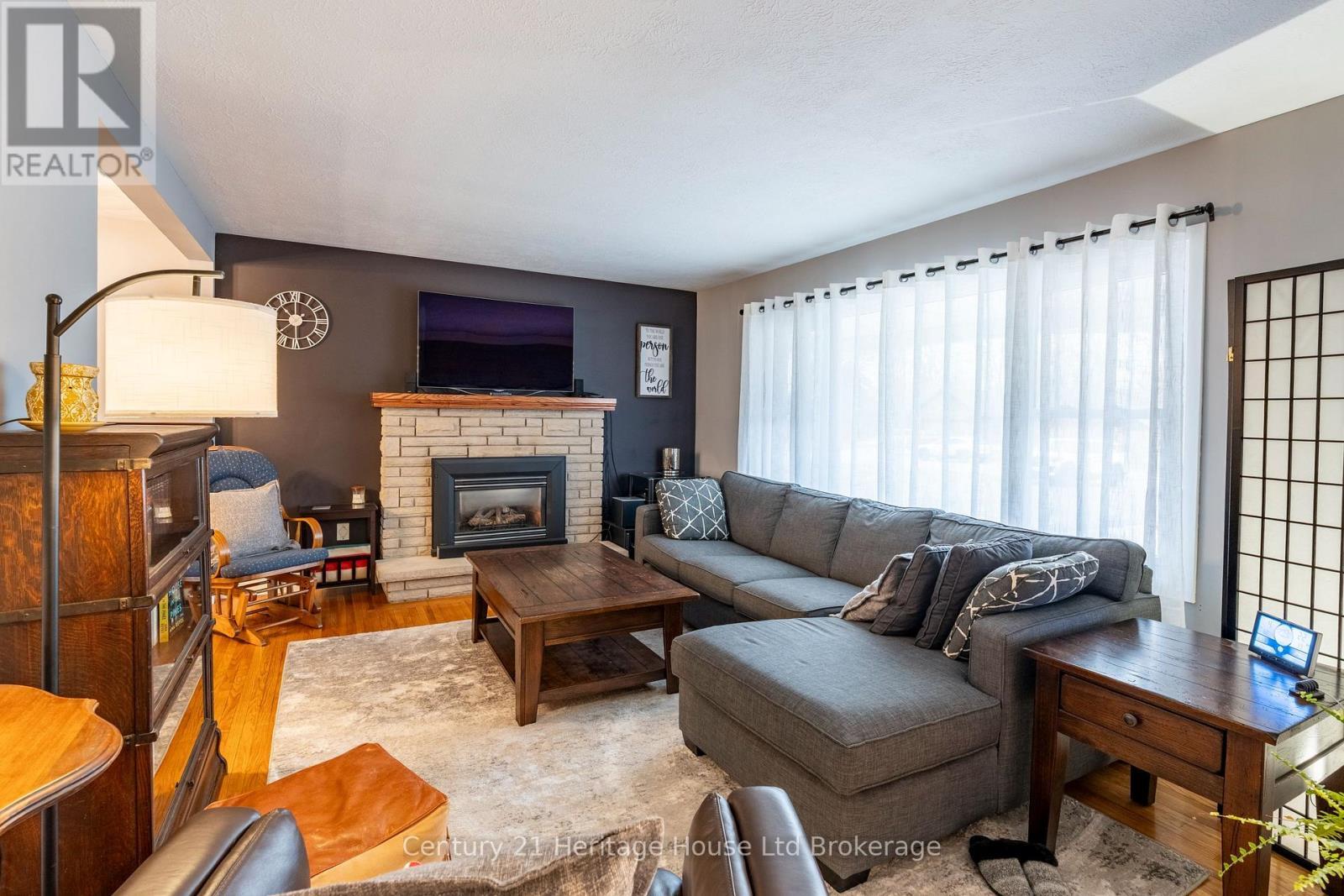 93 James Avenue, Tillsonburg, ON - Indoor Photo Showing Living Room With Fireplace