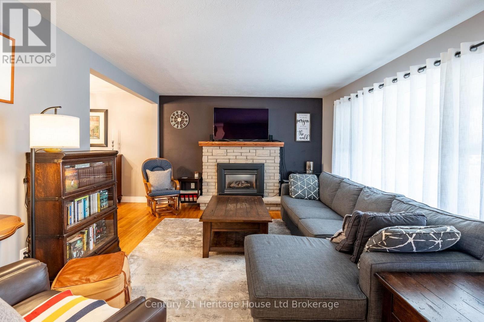 93 James Avenue, Tillsonburg, ON - Indoor Photo Showing Living Room With Fireplace
