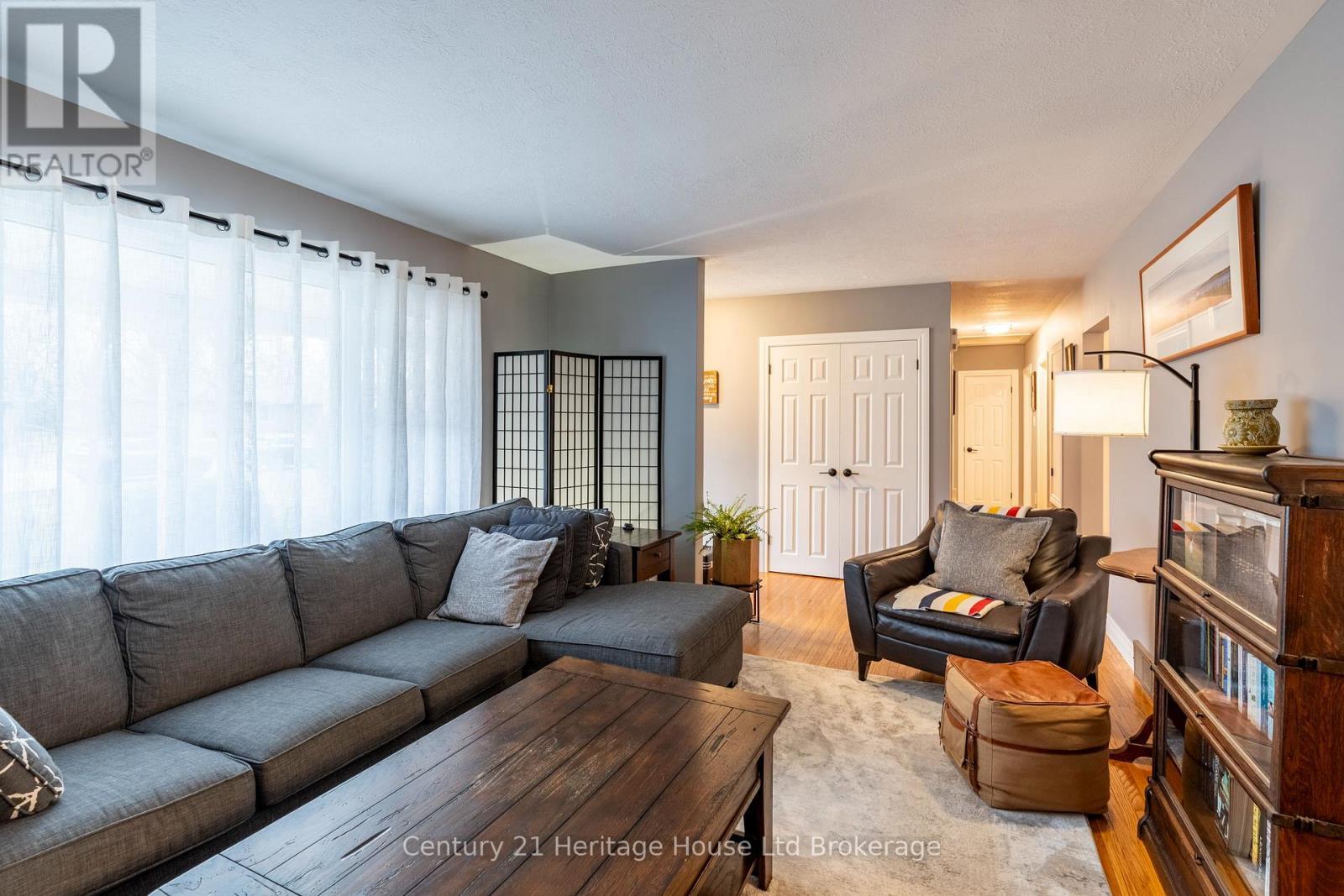93 James Avenue, Tillsonburg, ON - Indoor Photo Showing Living Room