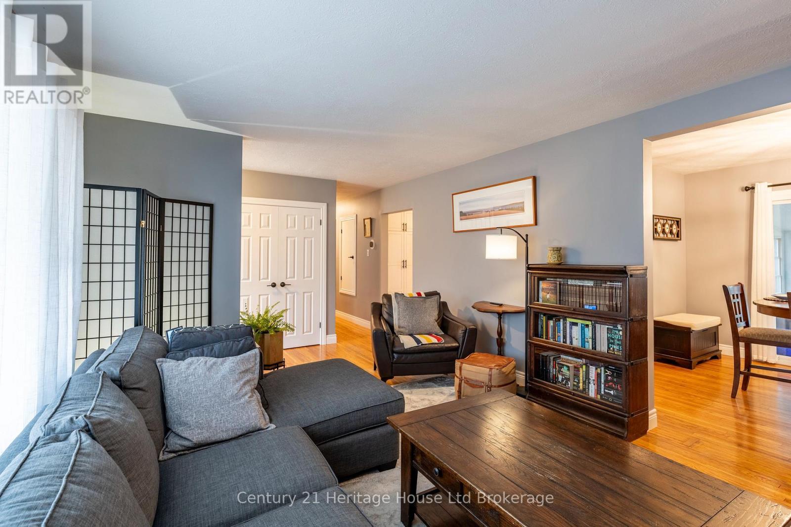 93 James Avenue, Tillsonburg, ON - Indoor Photo Showing Living Room