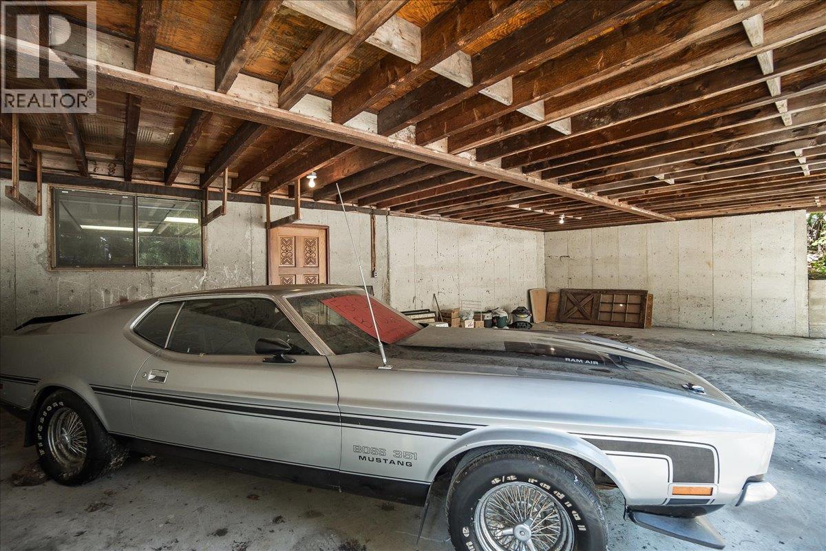 7691 Balfour Wharf Road, Balfour, BC - Indoor Photo Showing Garage