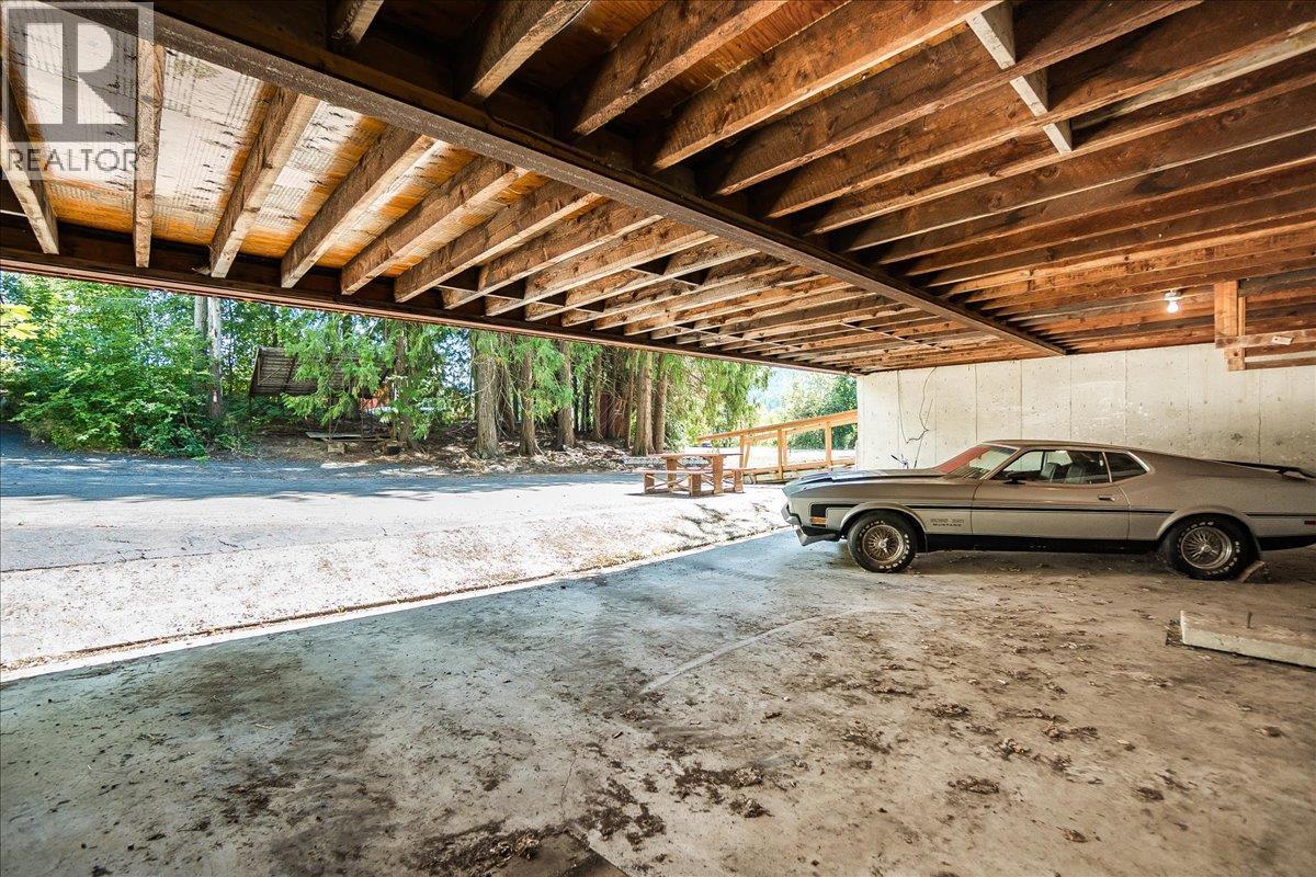 7691 Balfour Wharf Road, Balfour, BC - Indoor Photo Showing Garage
