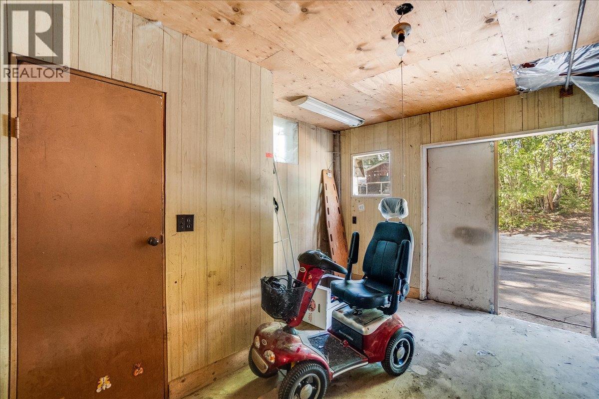 7691 Balfour Wharf Road, Balfour, BC - Indoor Photo Showing Garage