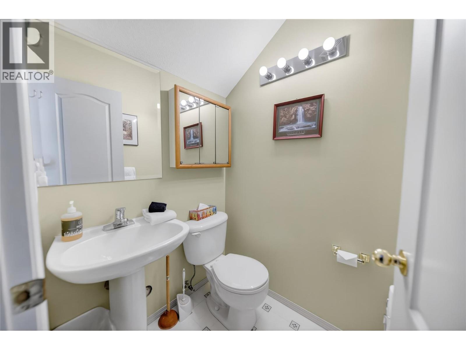 400 Riverside Way Unit# 438, Fernie, BC - Indoor Photo Showing Bathroom