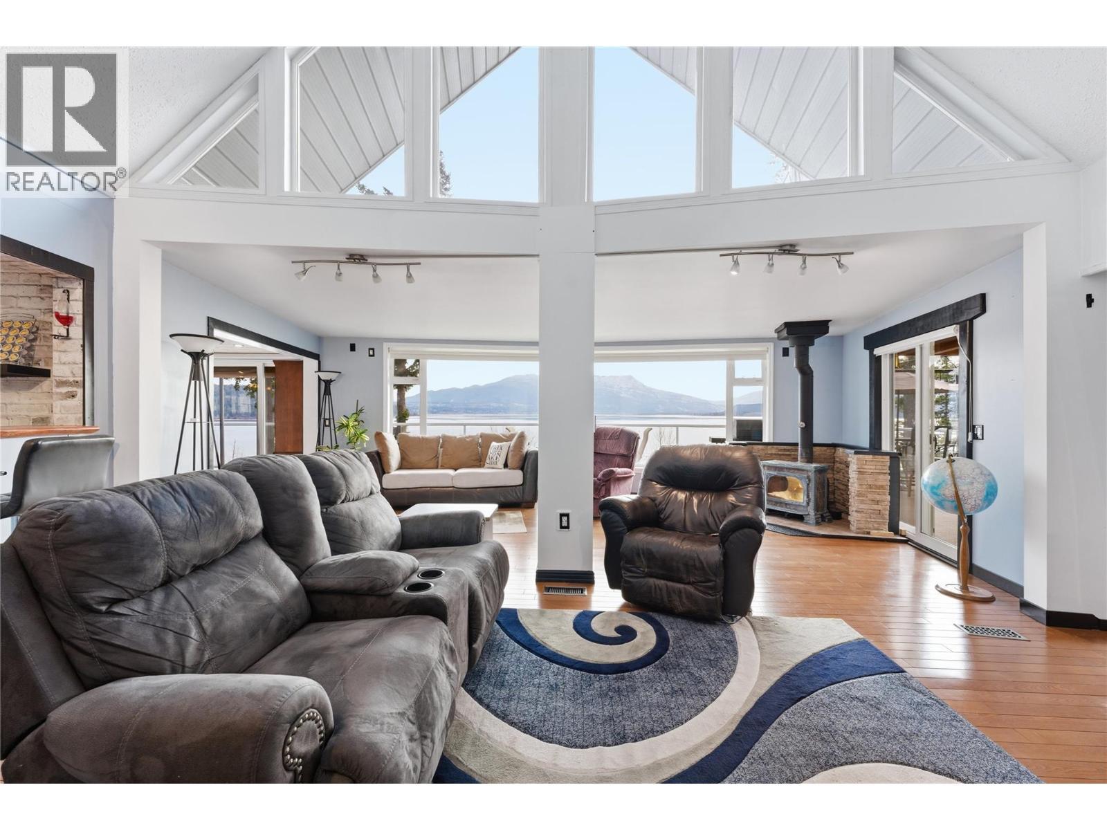 3690 Southview Road, Tappen, BC - Indoor Photo Showing Living Room