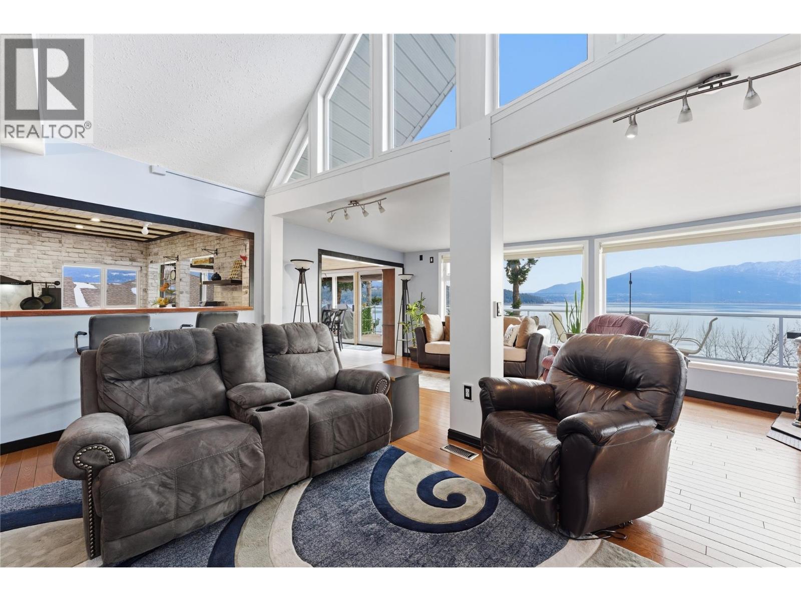 3690 Southview Road, Tappen, BC - Indoor Photo Showing Living Room