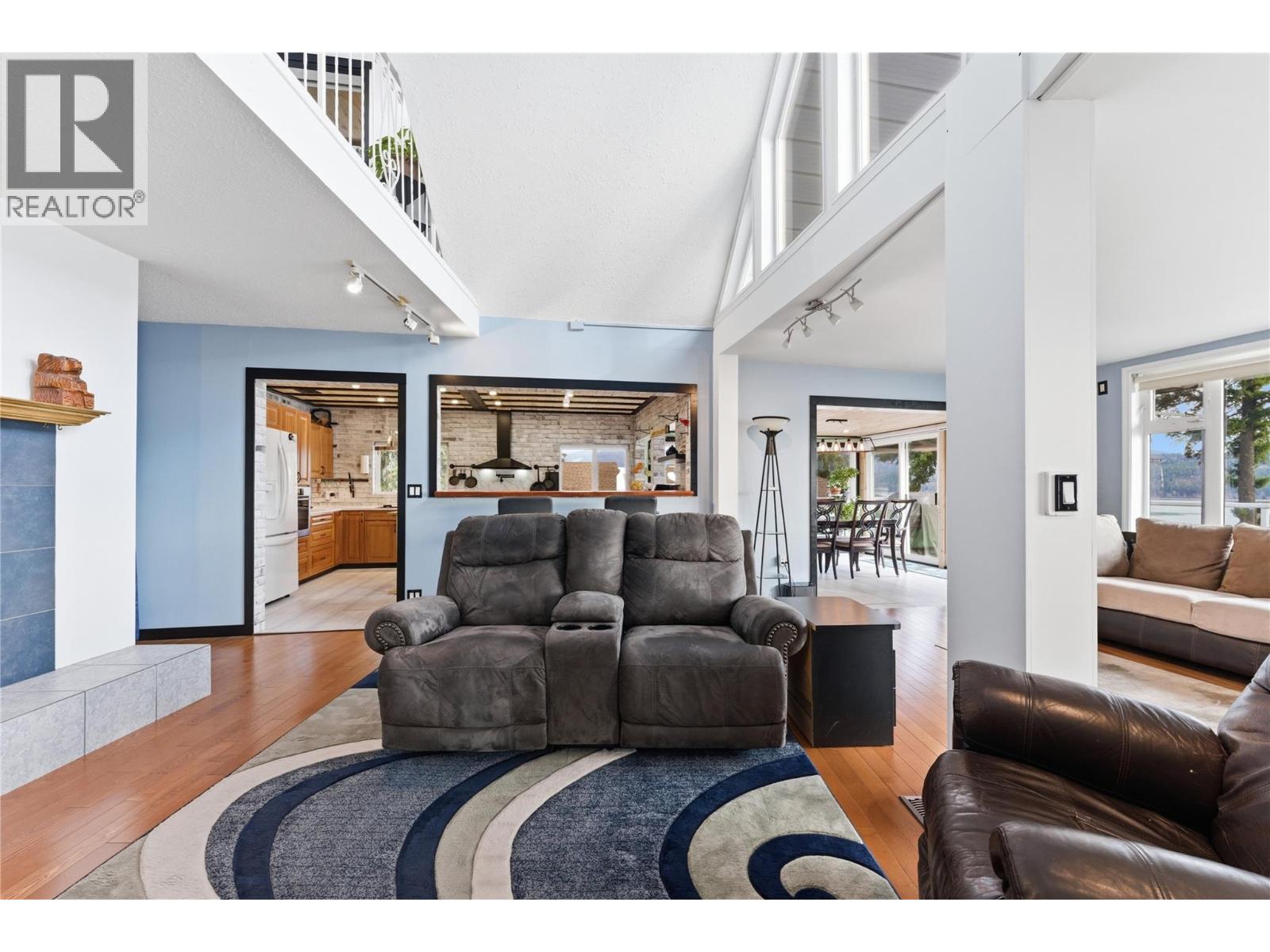 3690 Southview Road, Tappen, BC - Indoor Photo Showing Living Room
