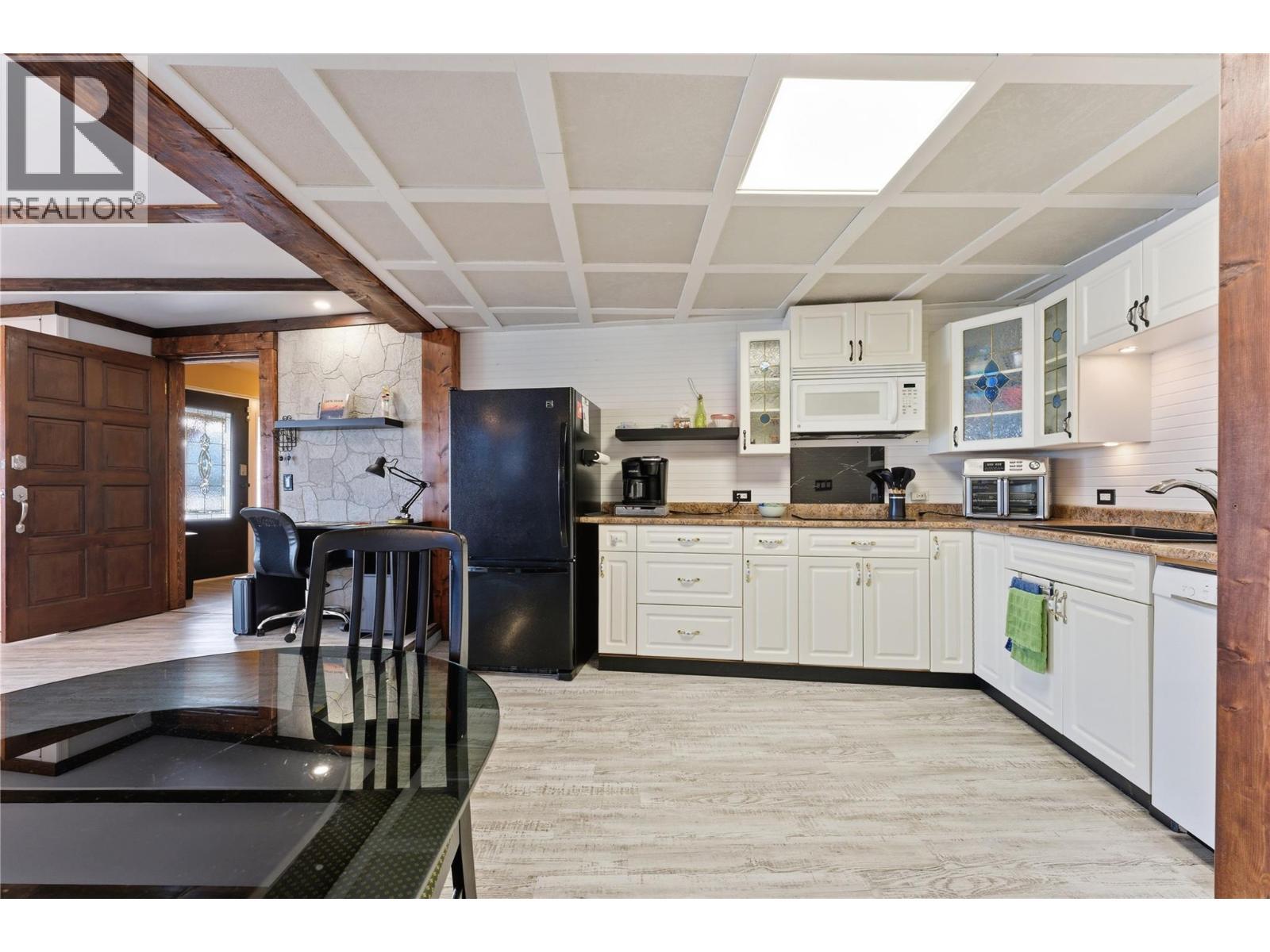 suite - 3690 Southview Road, Tappen, BC - Indoor Photo Showing Kitchen