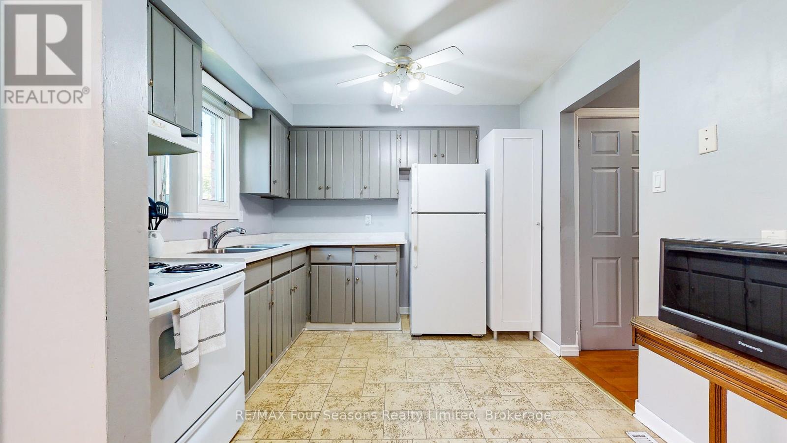 169 Burbank Crescent, Orangeville, ON - Indoor Photo Showing Kitchen With Double Sink