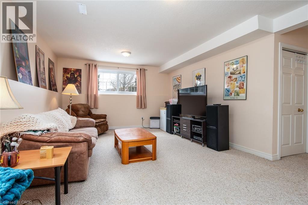 8 Berdux Place, Wellesley, ON - Indoor Photo Showing Living Room
