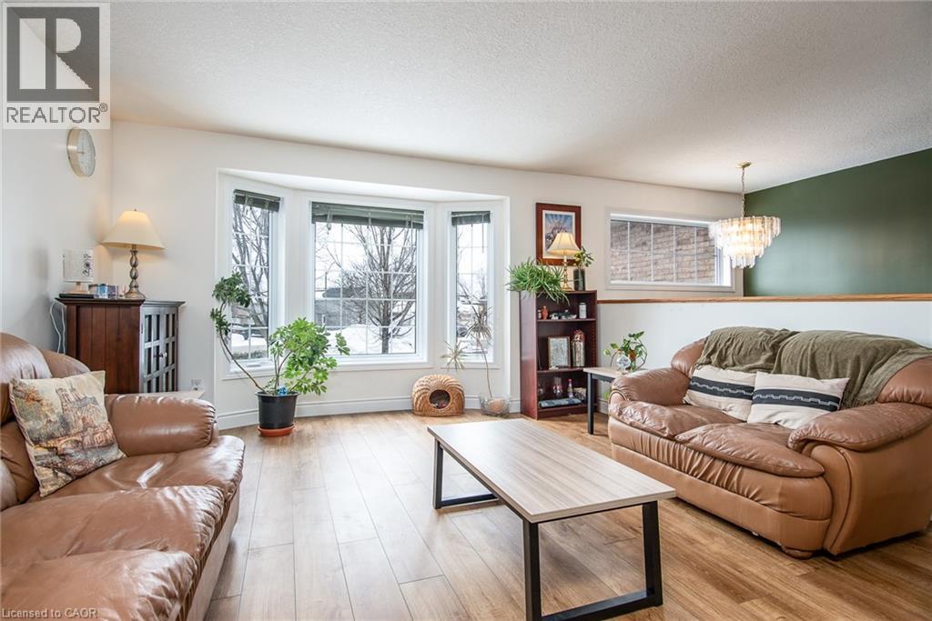 8 Berdux Place, Wellesley, ON - Indoor Photo Showing Living Room