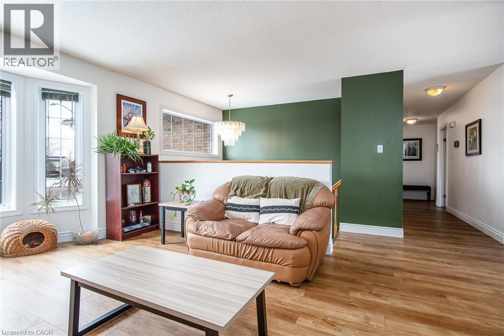 8 Berdux Place, Wellesley, ON - Indoor Photo Showing Living Room