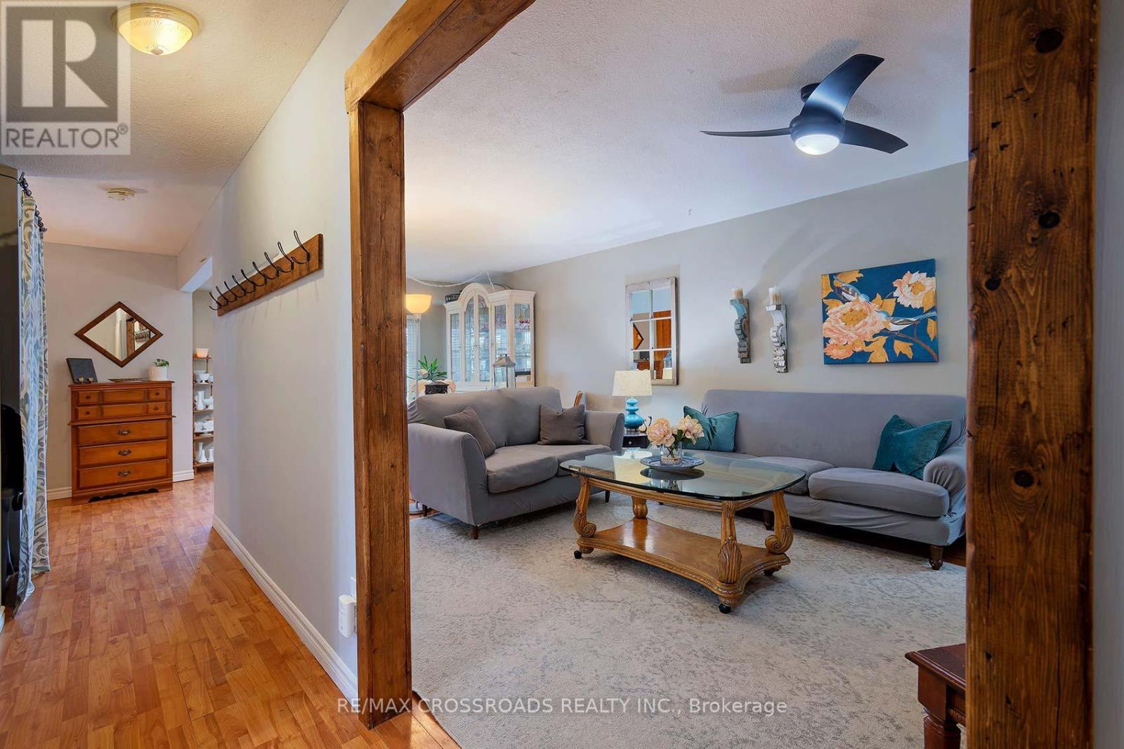 184 Collings Avenue, Bradford West Gwillimbury, ON - Indoor Photo Showing Living Room