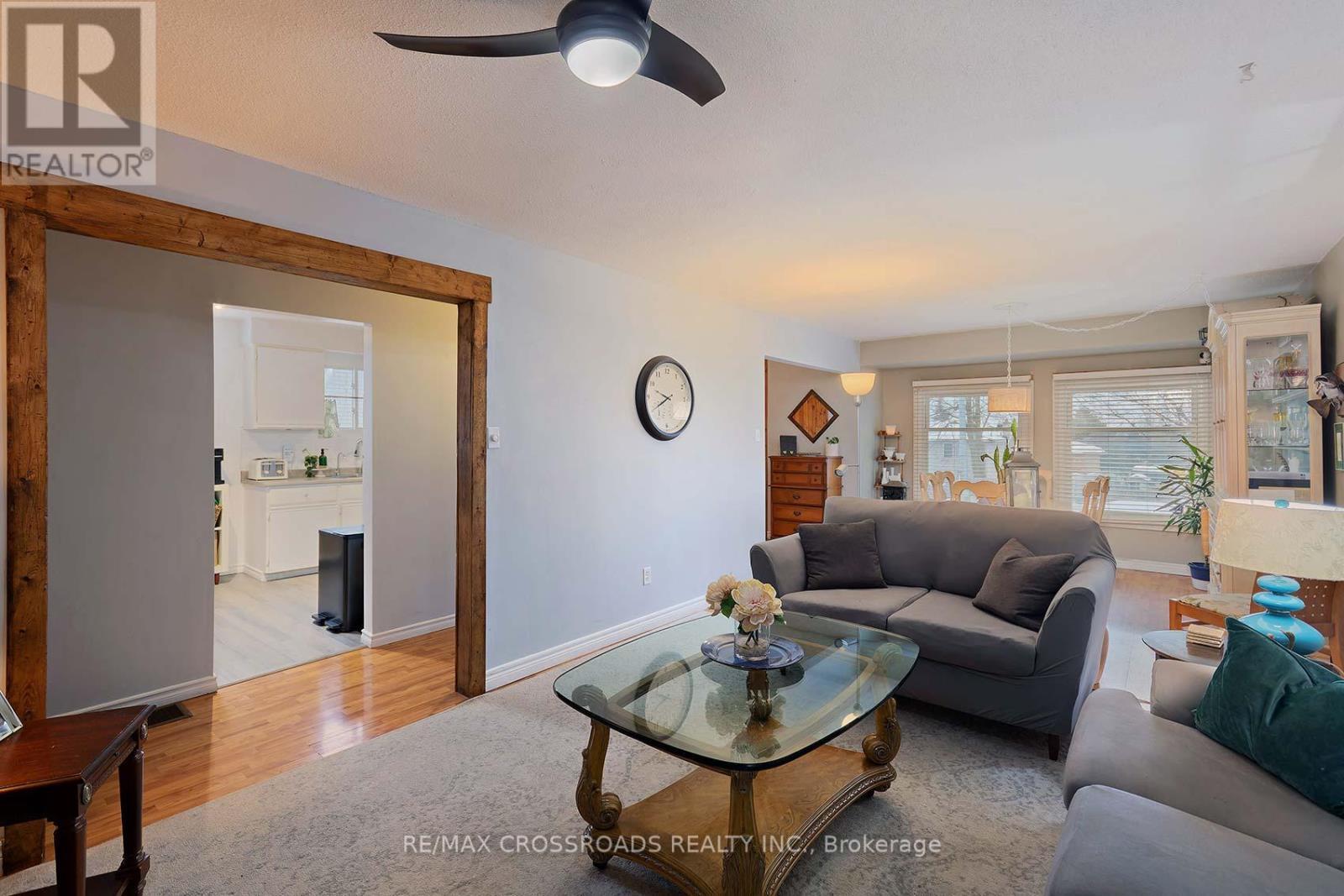 184 Collings Avenue, Bradford West Gwillimbury, ON - Indoor Photo Showing Living Room