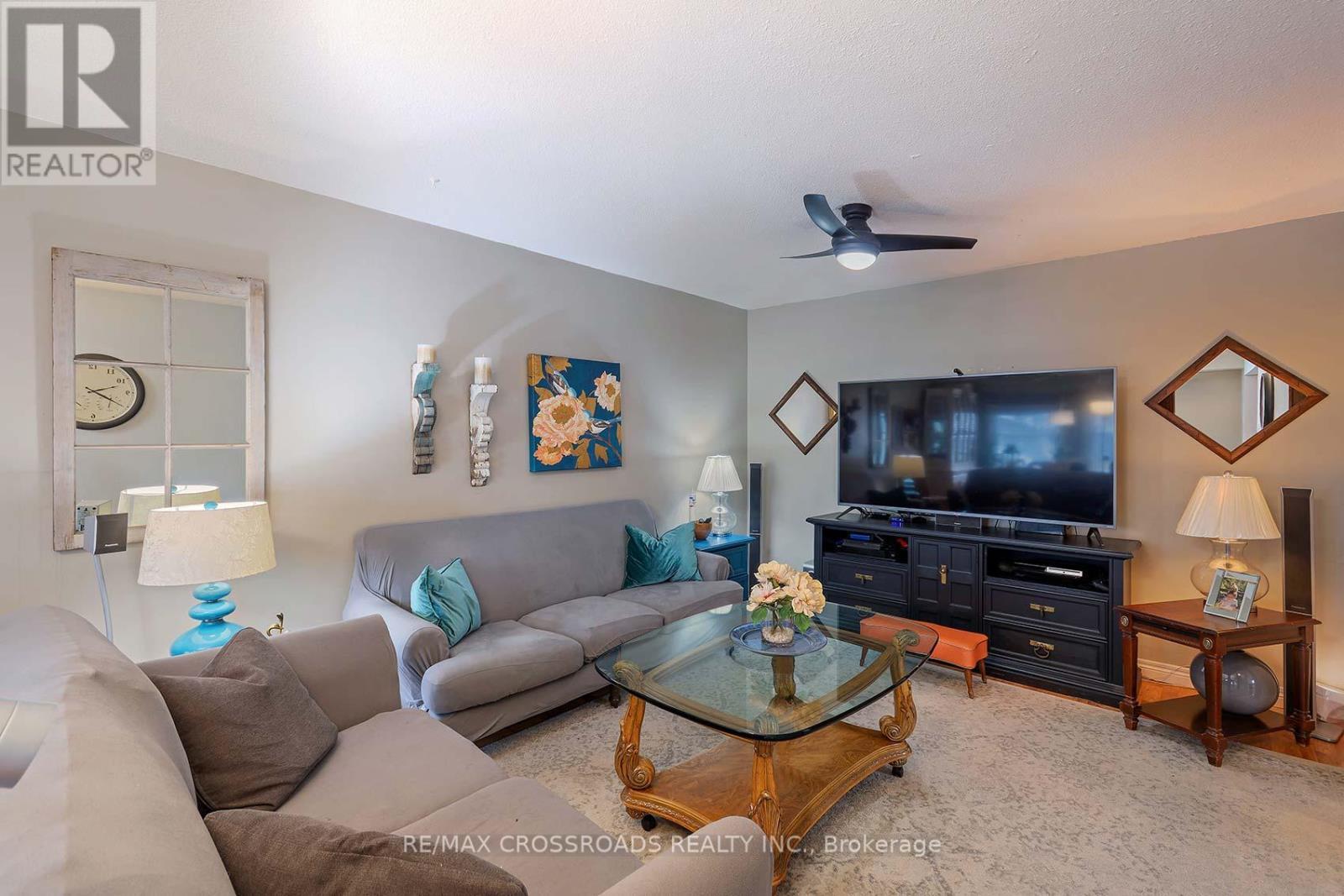 184 Collings Avenue, Bradford West Gwillimbury, ON - Indoor Photo Showing Living Room