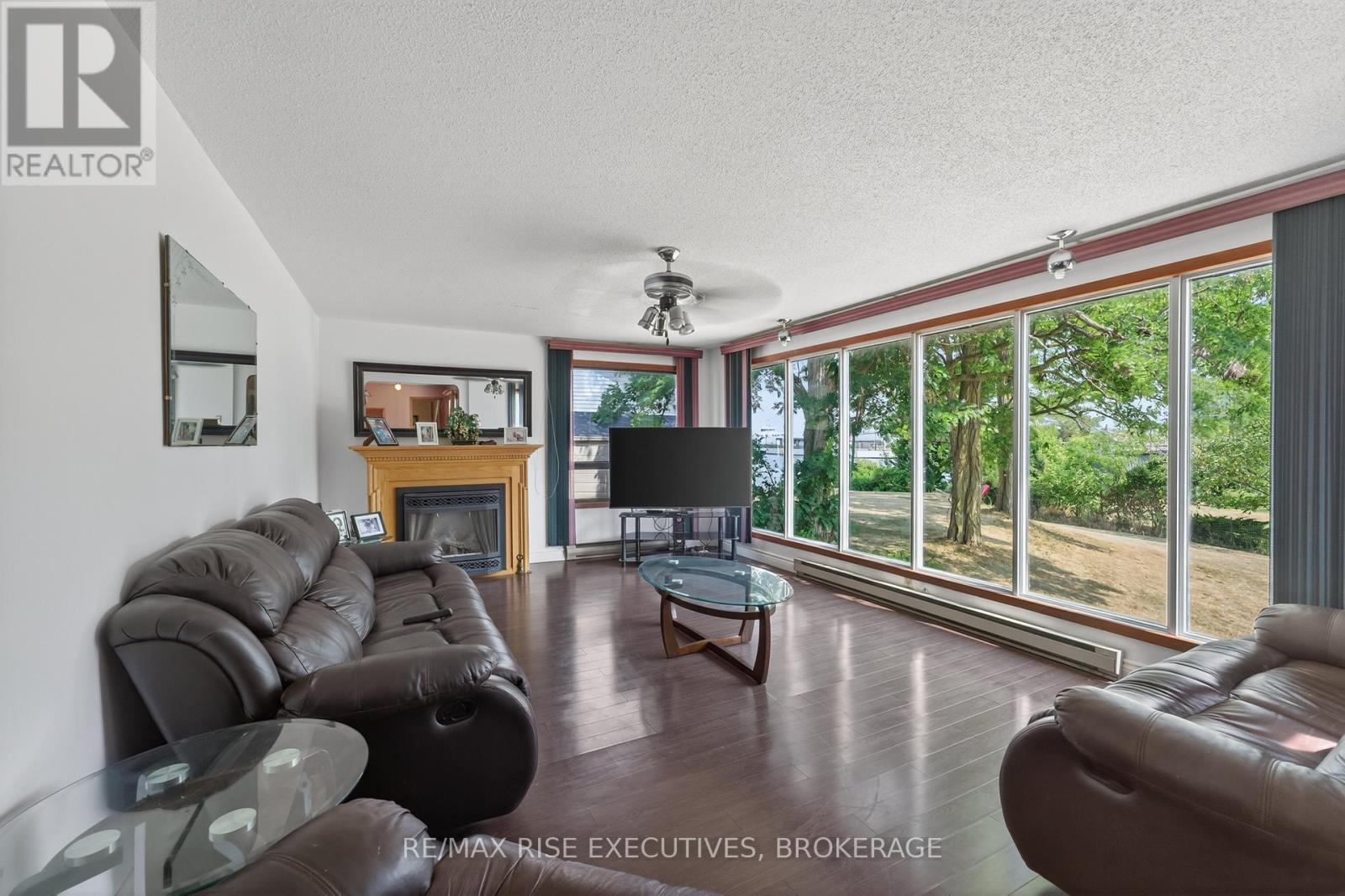 14 Highway 95, Frontenac Islands (The Islands), ON - Indoor Photo Showing Living Room With Fireplace
