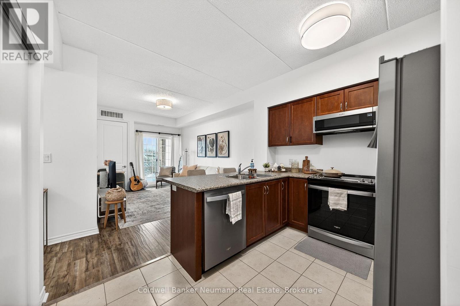 316 - 1077 Gordon Street, Guelph (Kortright West), ON - Indoor Photo Showing Kitchen With Double Sink