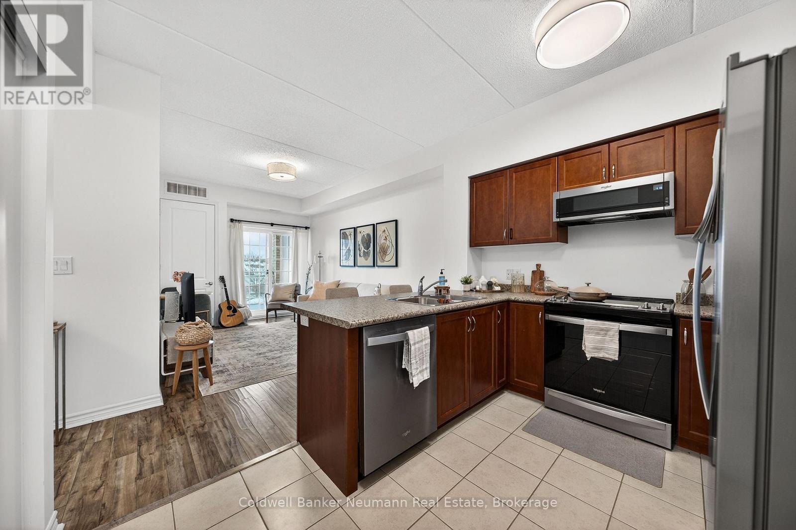 316 - 1077 Gordon Street, Guelph (Kortright West), ON - Indoor Photo Showing Kitchen With Double Sink