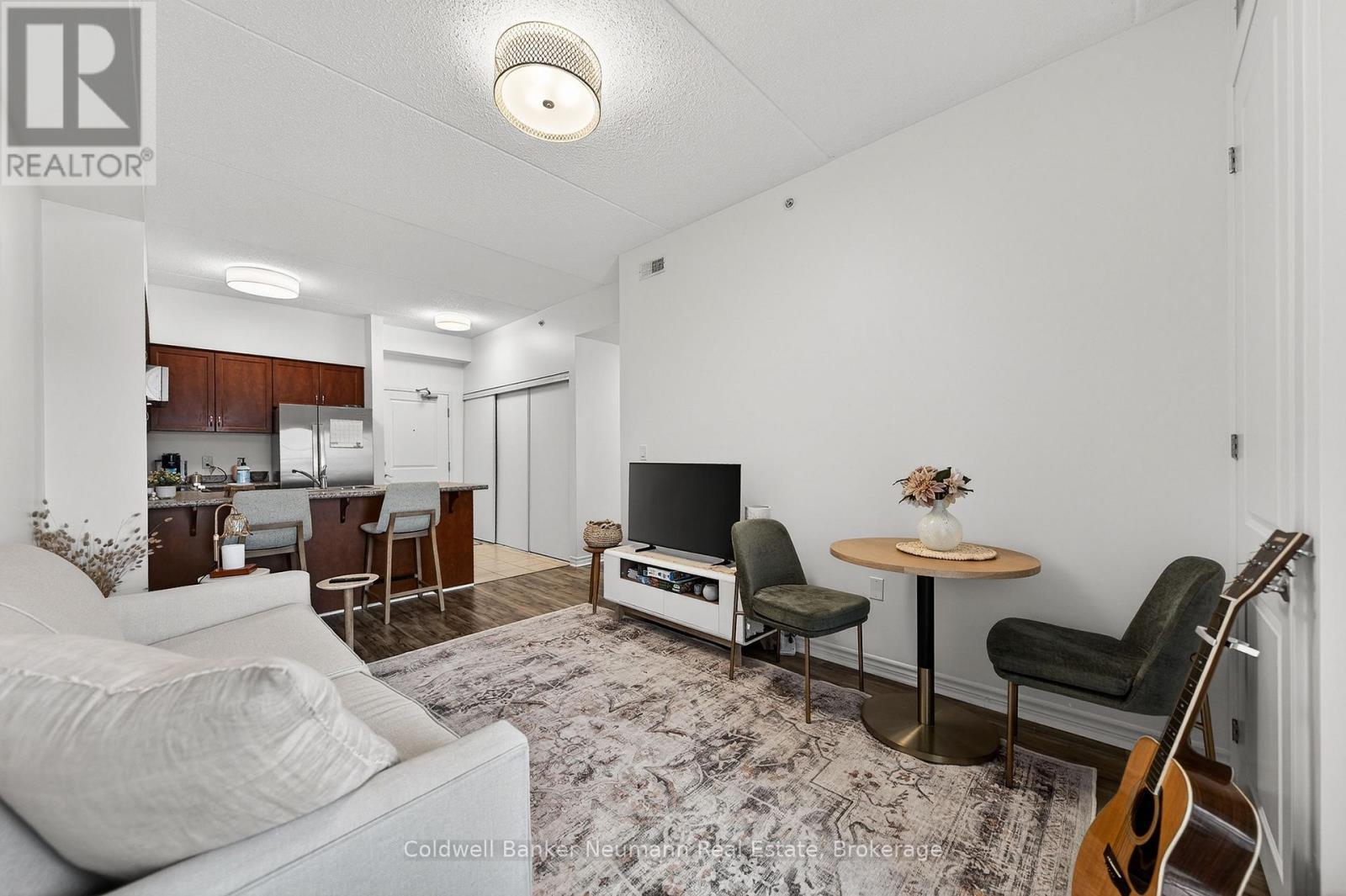 316 - 1077 Gordon Street, Guelph (Kortright West), ON - Indoor Photo Showing Living Room