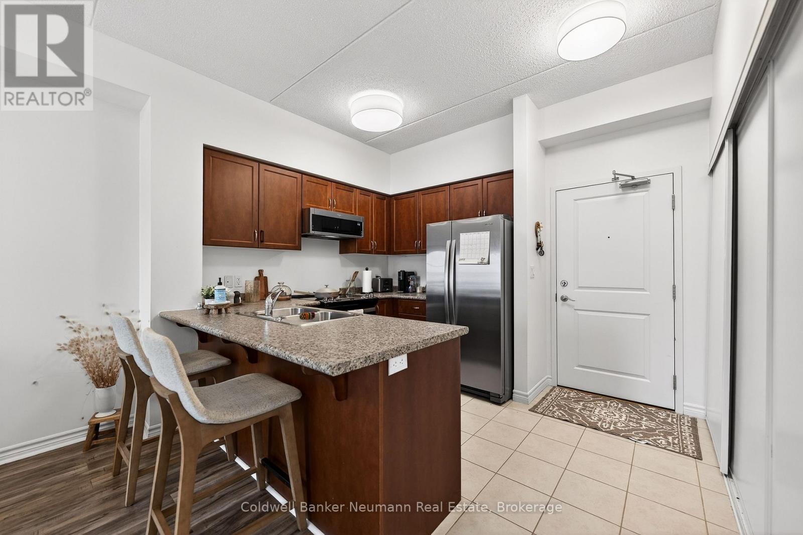 316 - 1077 Gordon Street, Guelph (Kortright West), ON - Indoor Photo Showing Kitchen With Double Sink