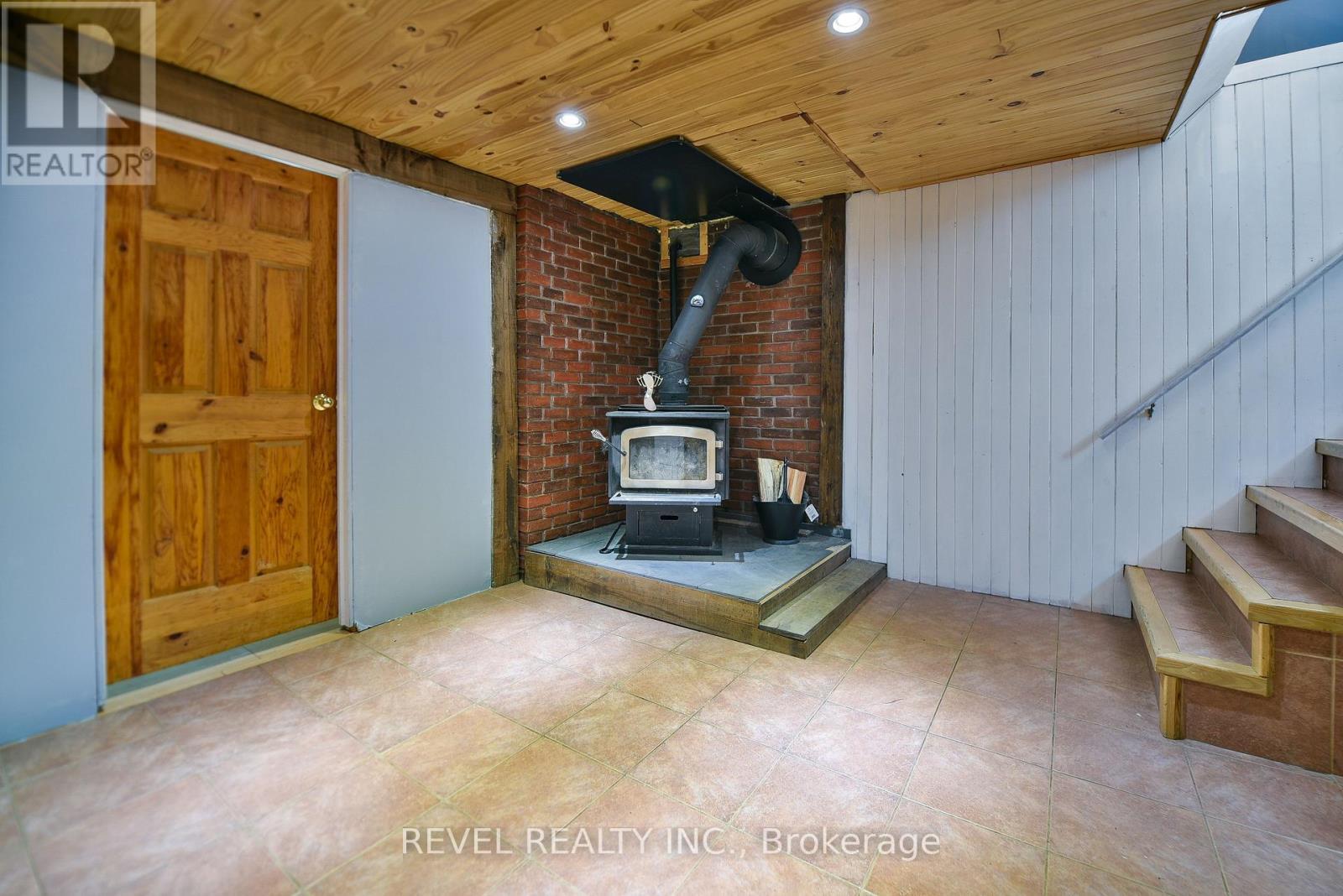 978 Municipal Road, Timmins (Tm - Outside East), ON - With Fireplace