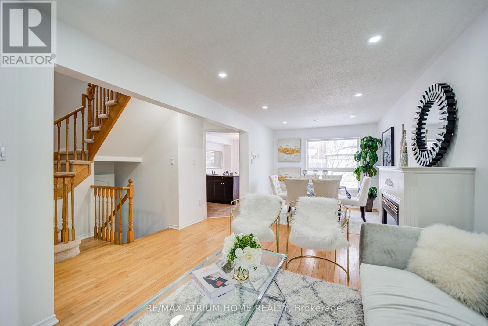 59 Hollybush Drive, Vaughan, ON - Indoor Photo Showing Living Room