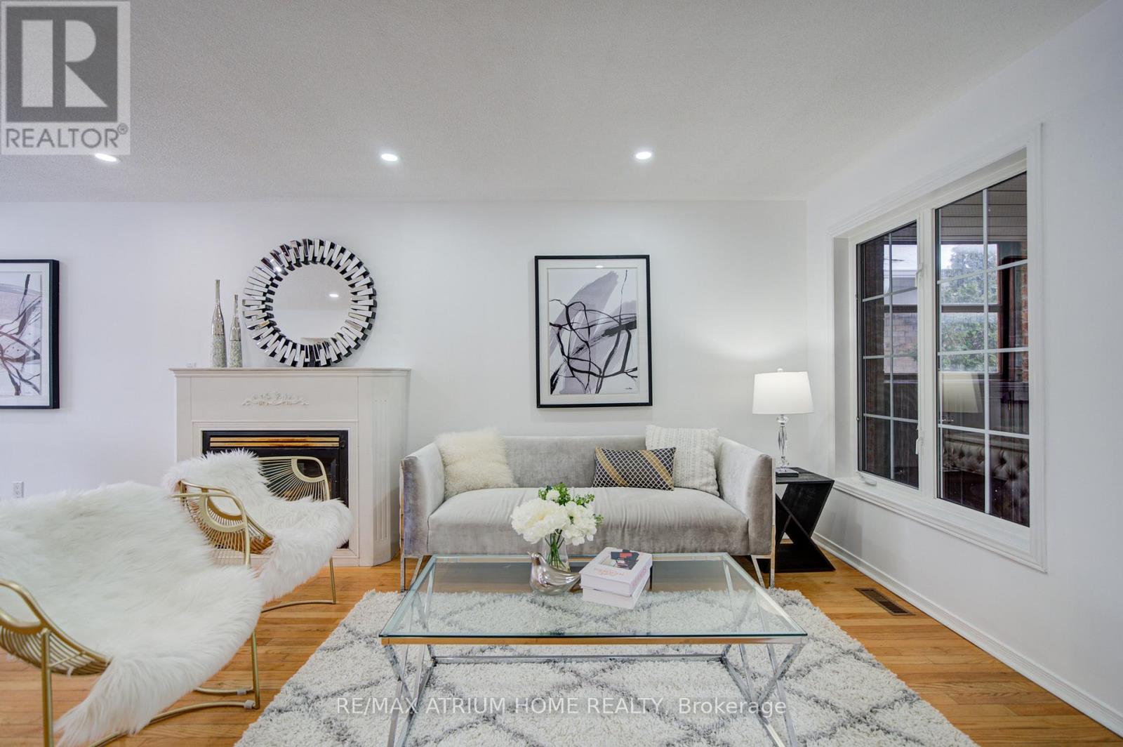 59 Hollybush Drive, Vaughan, ON - Indoor Photo Showing Living Room