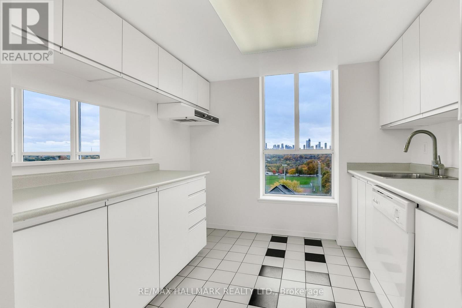 1103 - 21 Overlea Boulevard, Toronto, ON - Indoor Photo Showing Kitchen