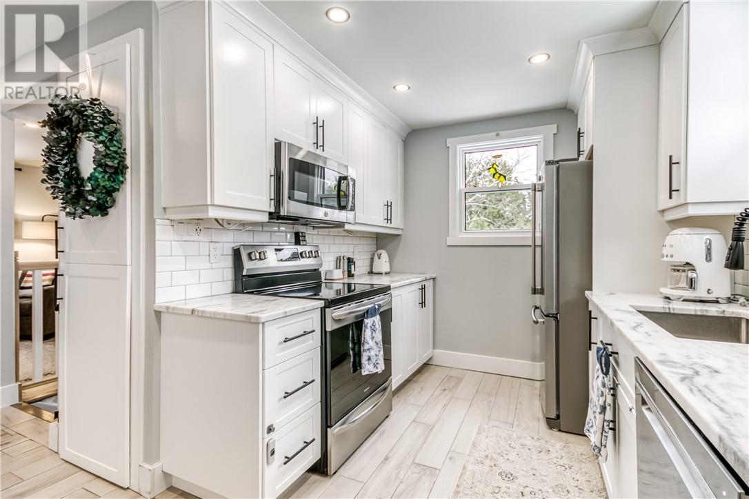 411 Ester Street, Sudbury, ON - Indoor Photo Showing Kitchen With Stainless Steel Kitchen With Upgraded Kitchen