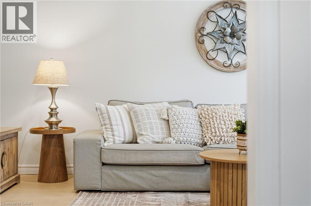 8 Elmore Drive, Hamilton, ON - Indoor