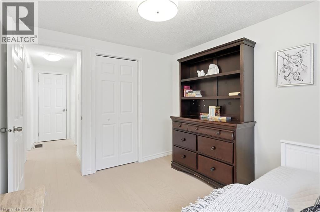 8 Elmore Drive, Hamilton, ON - Indoor Photo Showing Bedroom