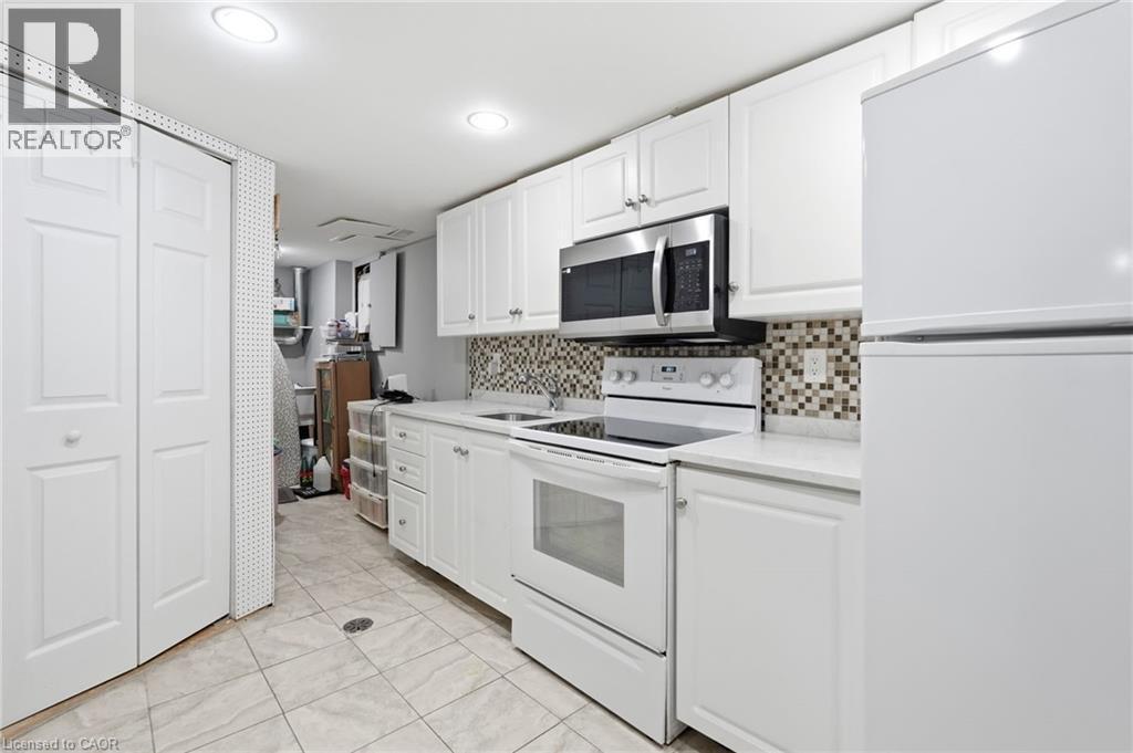 8 Elmore Drive, Hamilton, ON - Indoor Photo Showing Kitchen