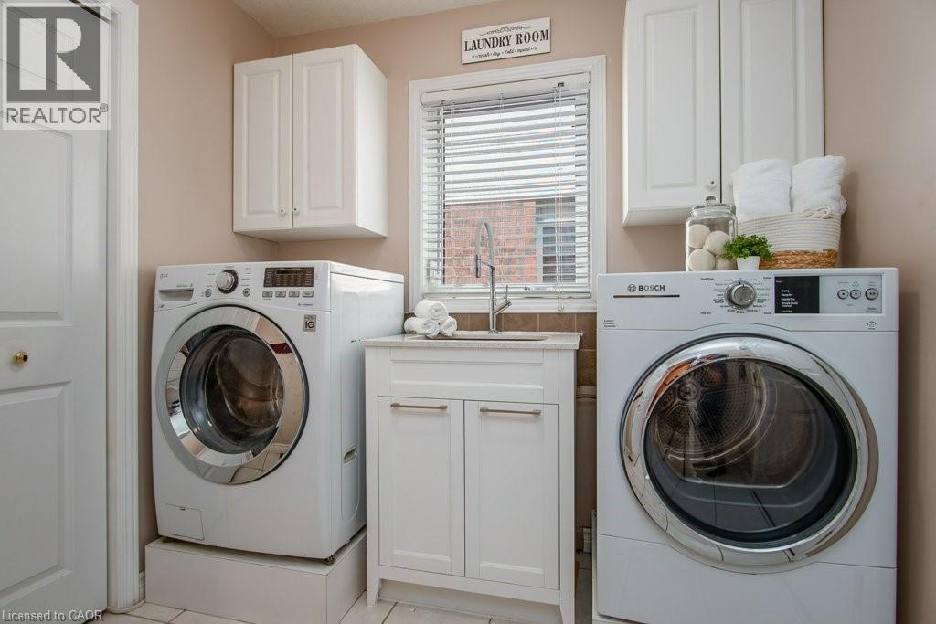 110 Deer Ridge Drive, Kitchener, ON - Indoor Photo Showing Laundry Room