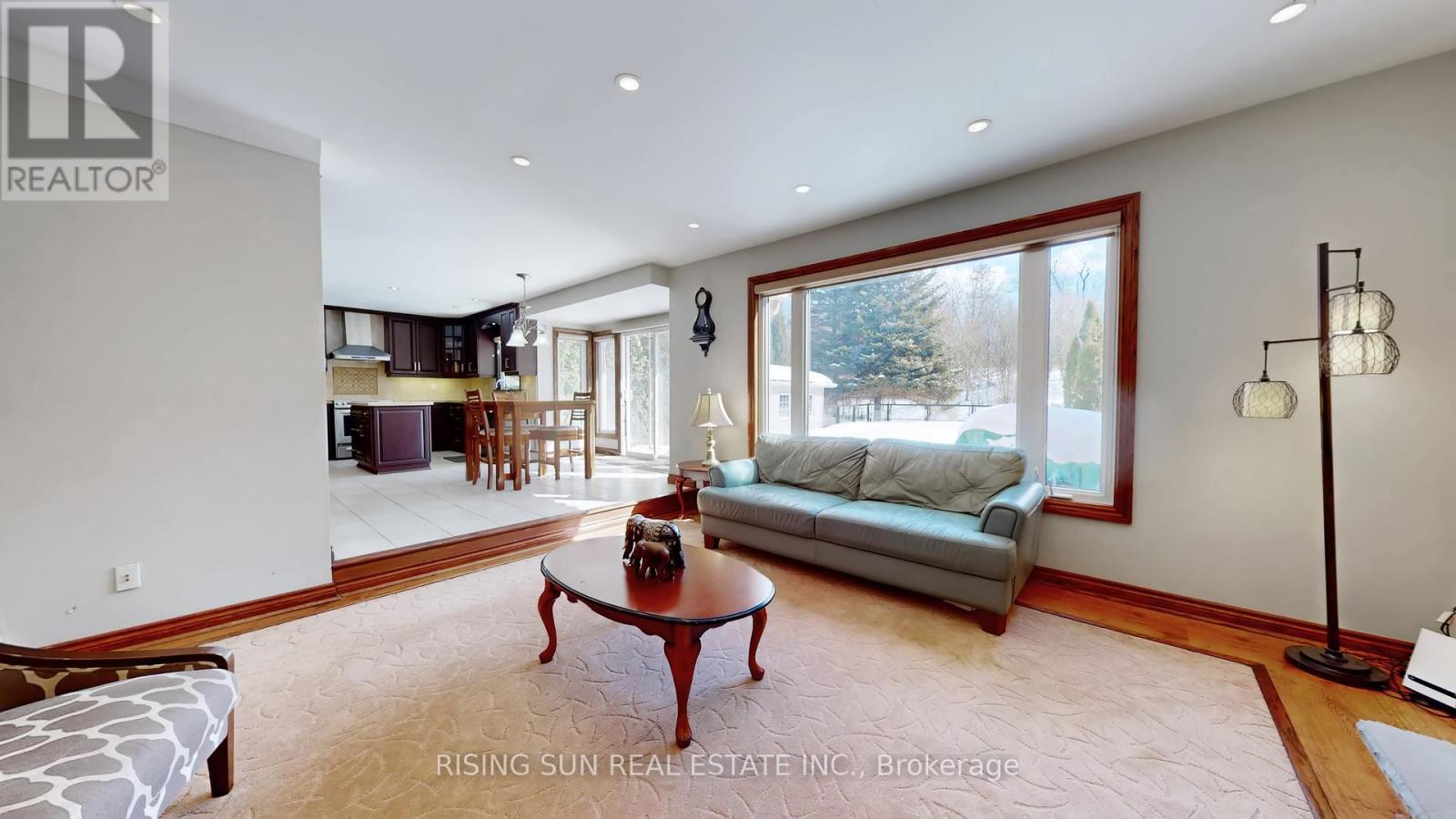 122 Barr Crescent, Brampton, ON - Indoor Photo Showing Living Room
