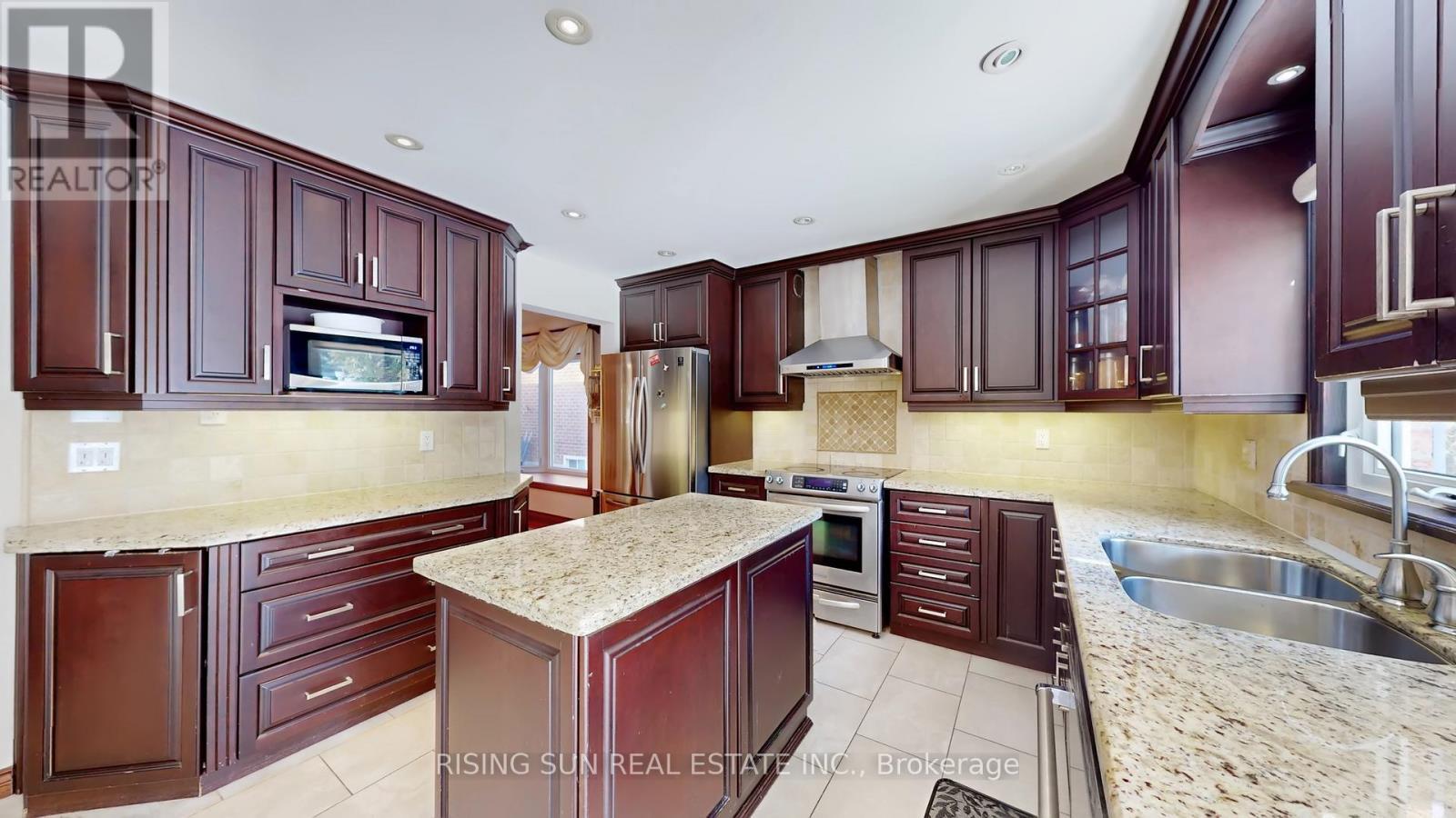 122 Barr Crescent, Brampton, ON - Indoor Photo Showing Kitchen With Stainless Steel Kitchen With Double Sink With Upgraded Kitchen