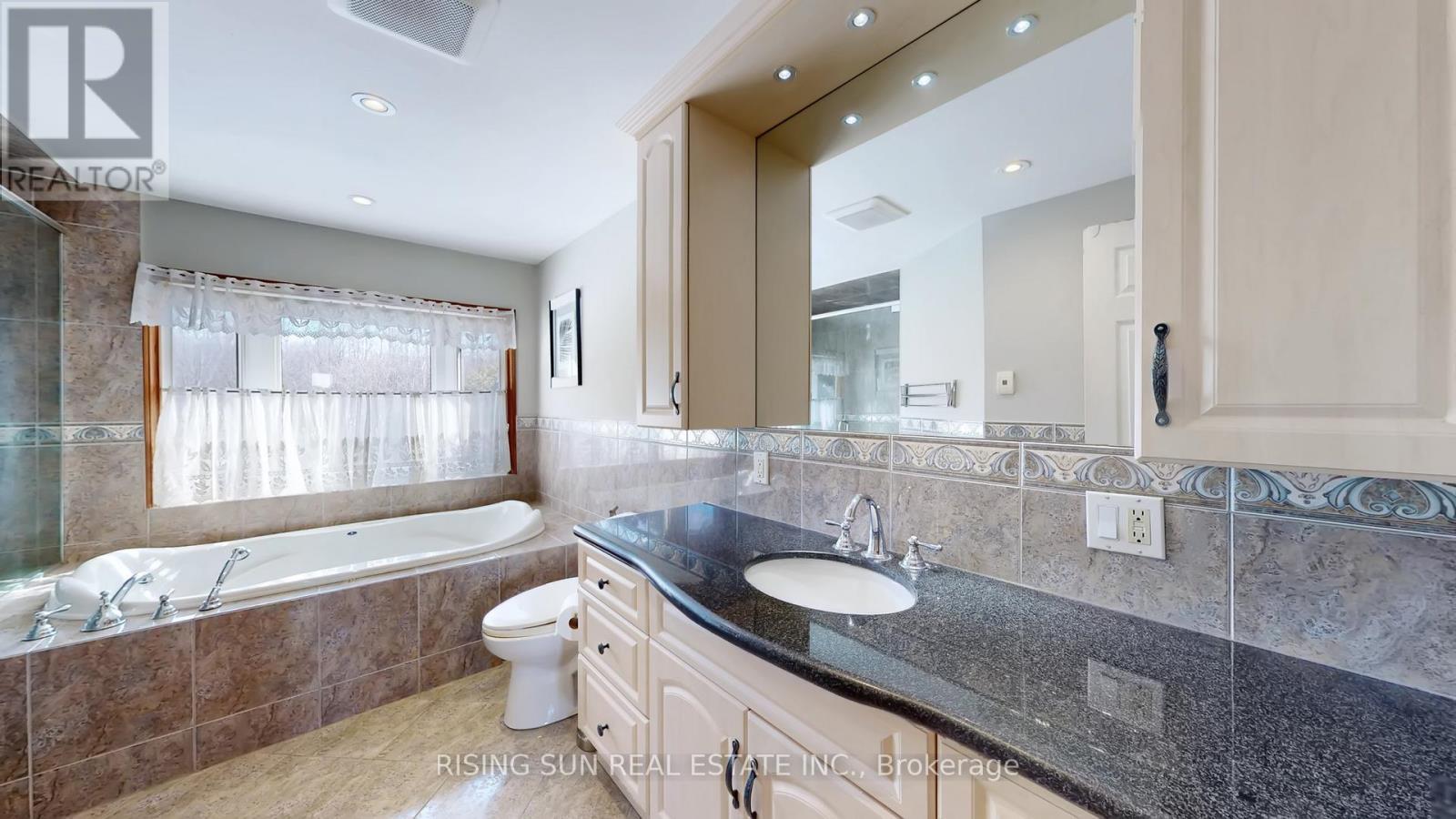122 Barr Crescent, Brampton, ON - Indoor Photo Showing Bathroom