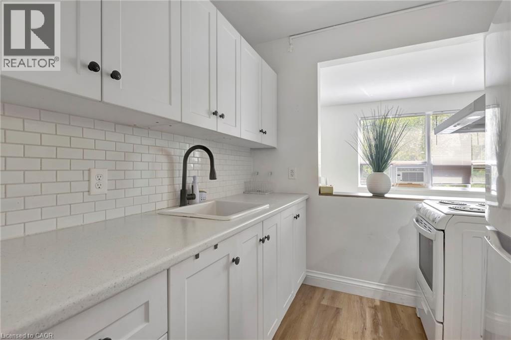 37 Mericourt Road Unit# 304, Hamilton, ON - Indoor Photo Showing Kitchen