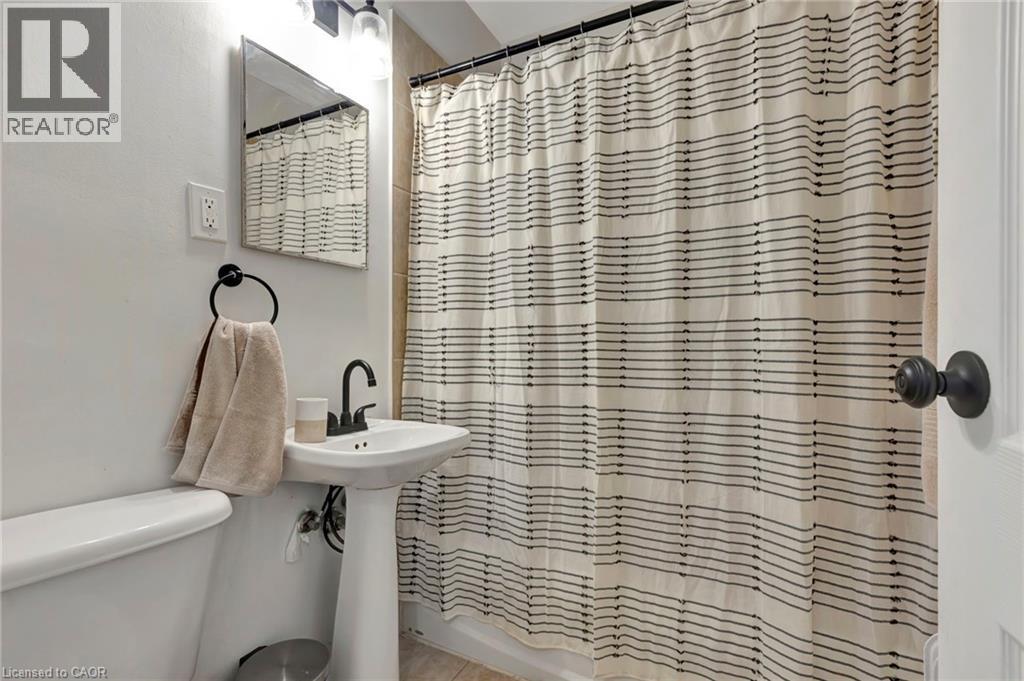 37 Mericourt Road Unit# 304, Hamilton, ON - Indoor Photo Showing Bathroom