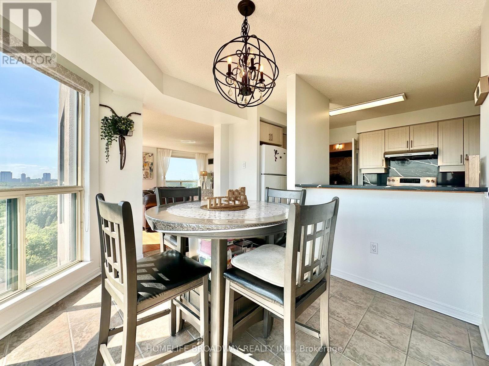 Easy Serving Dining Room - 1709 - 2155 Burnhamthorpe Road W, Mississauga, ON - Indoor Photo Showing Dining Room