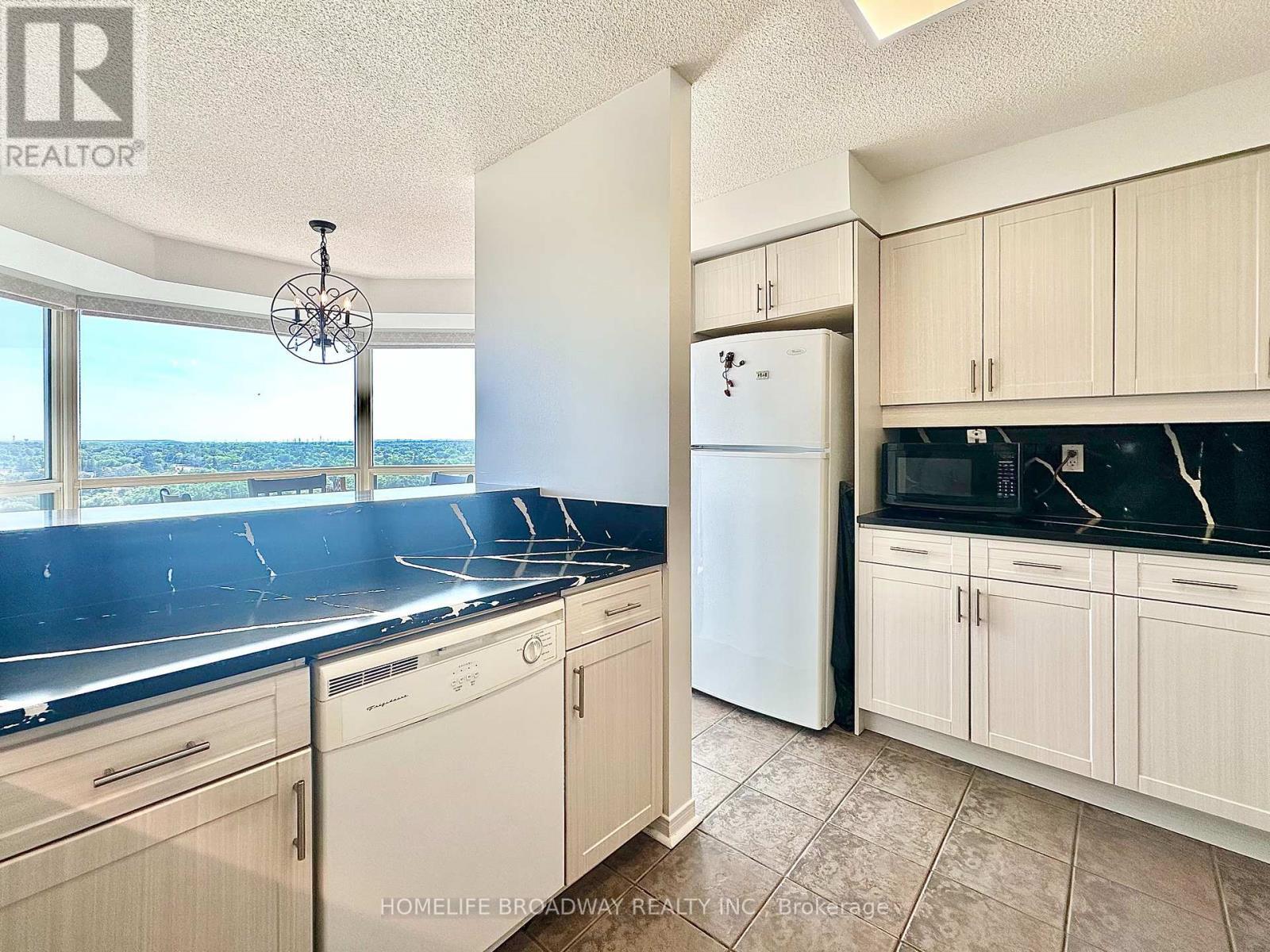 Lots of counter space! - 1709 - 2155 Burnhamthorpe Road W, Mississauga, ON - Indoor Photo Showing Kitchen
