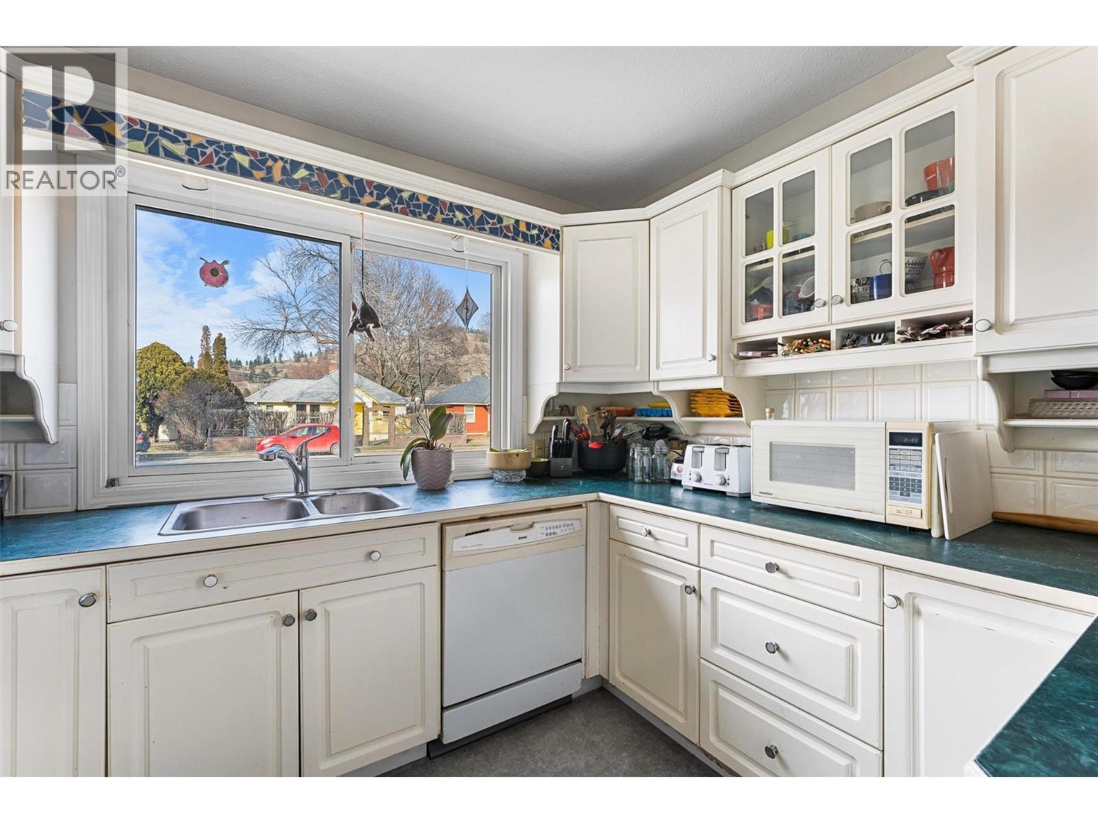 545 Bay Avenue, Kelowna, BC - Indoor Photo Showing Kitchen With Double Sink