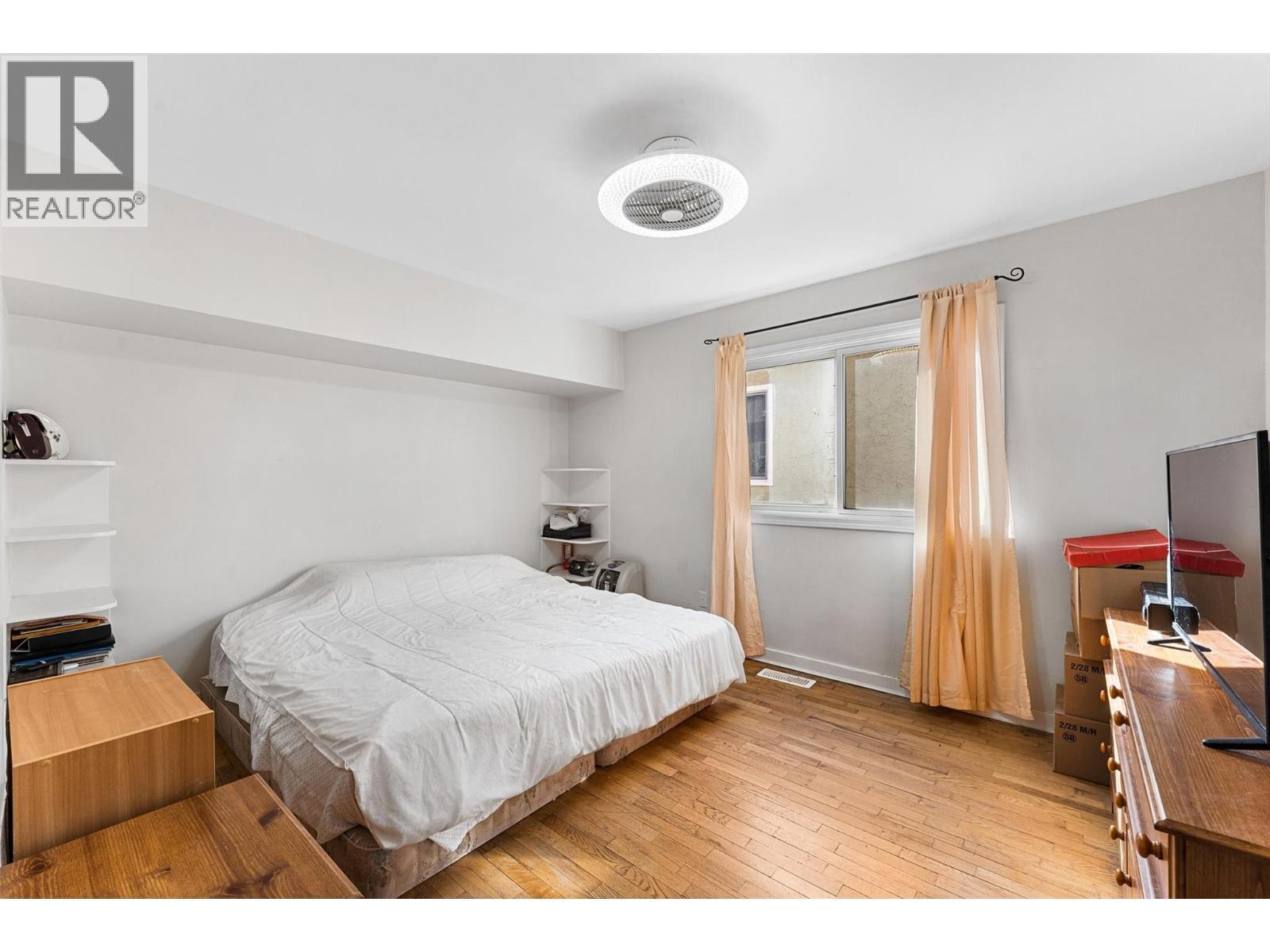 545 Bay Avenue, Kelowna, BC - Indoor Photo Showing Bedroom