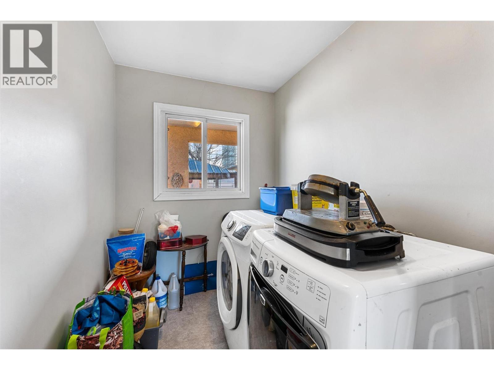 545 Bay Avenue, Kelowna, BC - Indoor Photo Showing Laundry Room