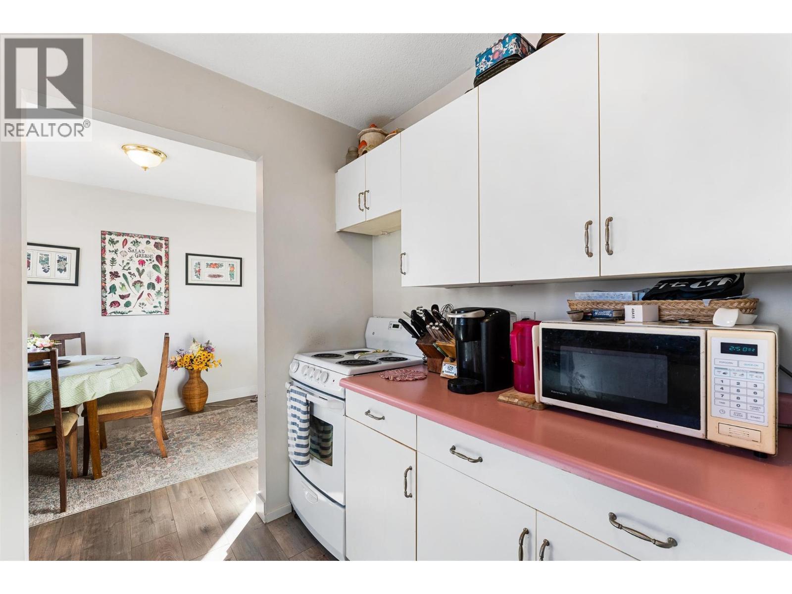 545 Bay Avenue, Kelowna, BC - Indoor Photo Showing Kitchen
