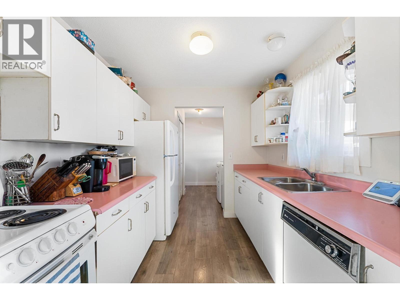 545 Bay Avenue, Kelowna, BC - Indoor Photo Showing Kitchen With Double Sink