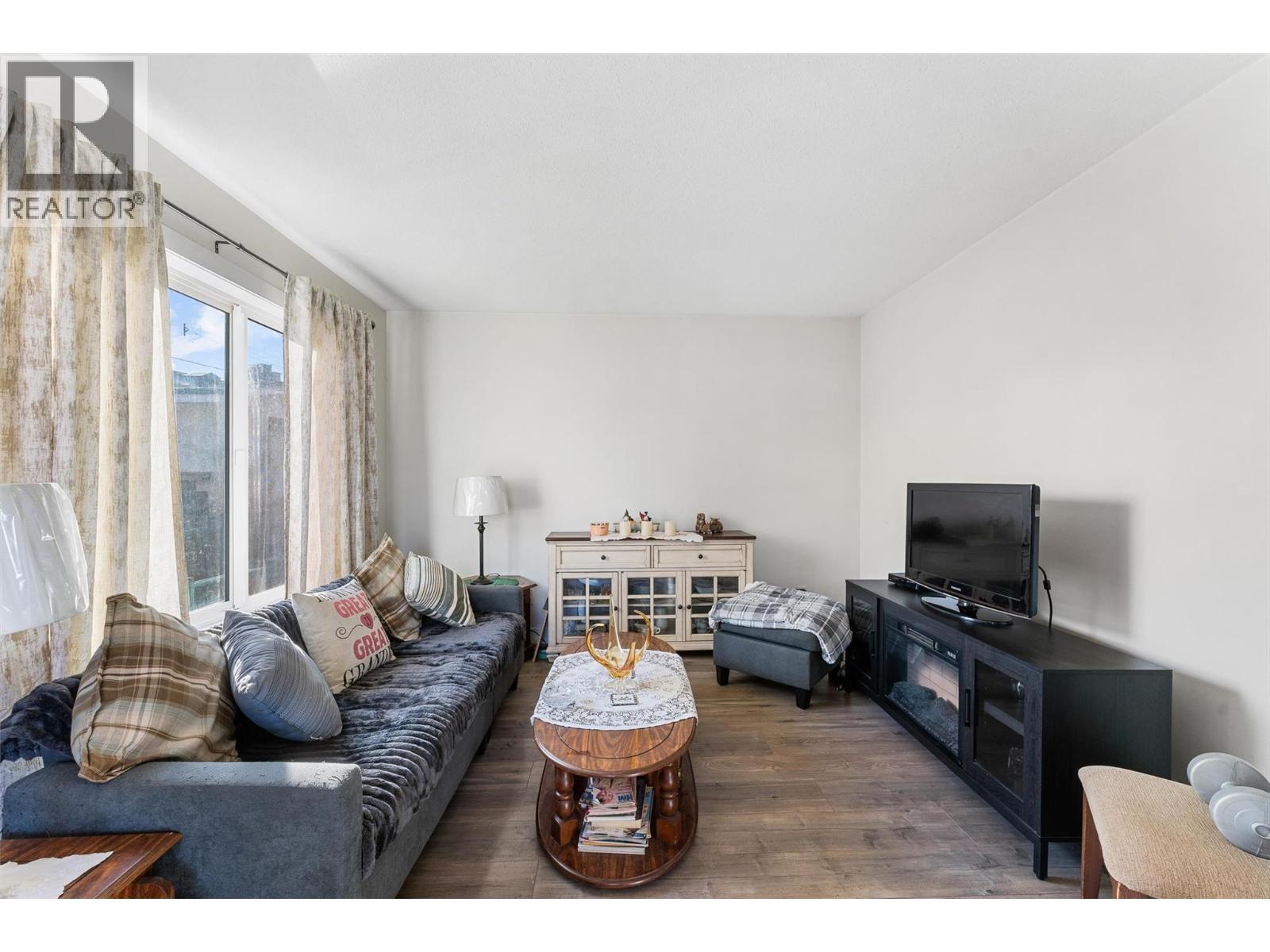 545 Bay Avenue, Kelowna, BC - Indoor Photo Showing Living Room