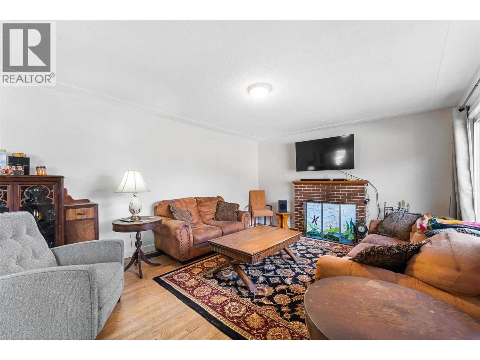 545 Bay Avenue, Kelowna, BC - Indoor Photo Showing Living Room With Fireplace
