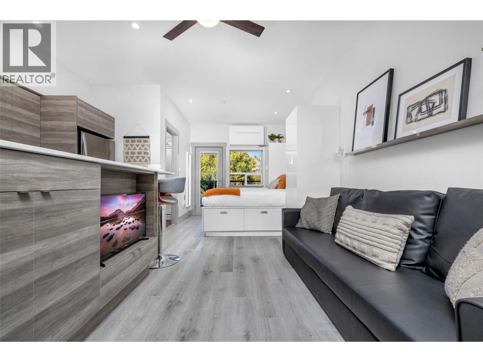 2555 Lakeshore Road Unit# 211, Vernon, BC - Indoor Photo Showing Living Room